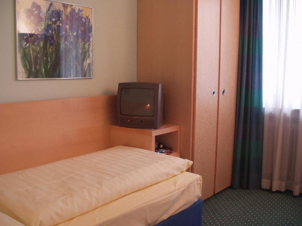 Hotel Konigswache Munich Room photo
